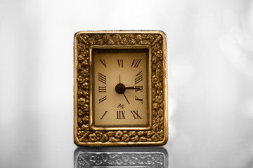 orologio vintage oro, effetto bokeh