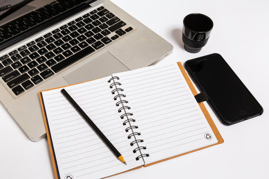 mesa de trabalho com caderno de anota&ccedil;&otilde;es