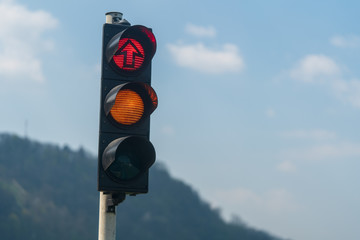 Verkehrsampel mit rotem Pfeil und orangen Warnlicht