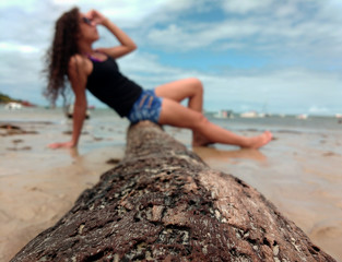 Menina em praia do Brasil