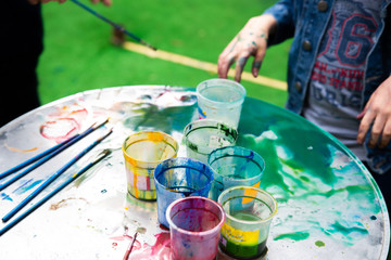 Obraz premium outdoors kinder garden children draw with paints