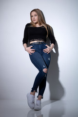 Junge hübsche blonde Frau