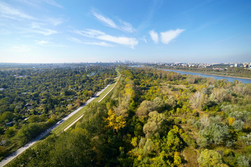 Naklejka premium Aerial view of a green area near a river