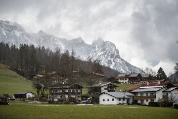 Fototapeta na wymiar Alpenländisch Berg mit Landschaft