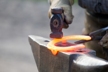 Schmied Handwerk Handwerkskunst Hufschmied bei der Arbeit schlägt das heiße Eisen mit Aufzügen...