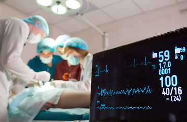 Monitoring of ECG and saturation O2 in the patient in the operating room.