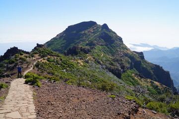 randonnée sur un chemin de montagne à madère 
