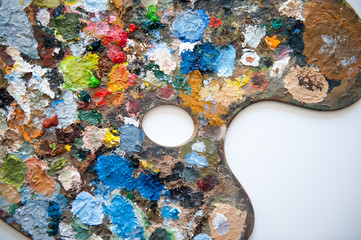 Ausschnitt einer Künstler Malpalette mit Ölfarben Kleckse