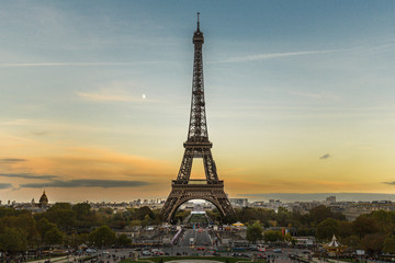 Fototapeta na wymiar Der Eiffelturm in Paris in der Dämmerung mit tollem Himmel