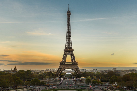 Der Eiffelturm in Paris in der D&auml;mmerung mit tollem Himmel