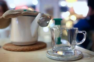 Obraz premium English tea in a cafe / cup and kettle with five o'clock tea