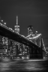 Brooklyn Bridge in Manhattan bei Nacht in schwarz weiß