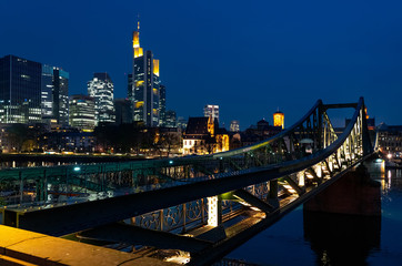 Obraz premium Frankfurt Skyline und Mainufer mit Eiserner Steg