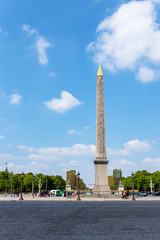 Obraz premium Luxor Obelisk on Place de la Concorde with Arc de Triomphe in background