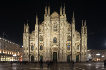 Fototapeta na wymiar Piazza del Duomo alla sera, Milano, Italia