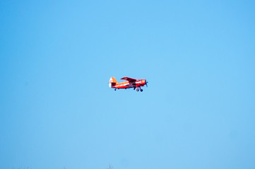 Fototapeta na wymiar Samolot na błękitnym niebie