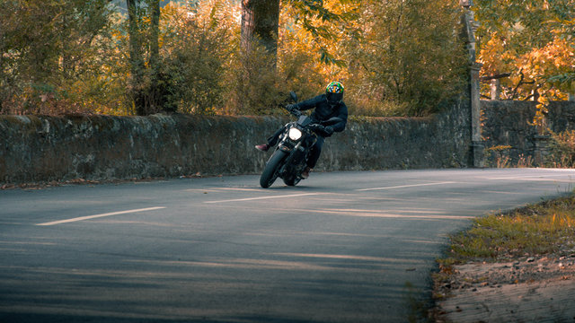 motociclista a curvar