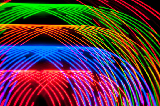 Trayectorias circulares formadas por LEDS de colores que se encienden y apagan al ritmo de diferentes patrones digitales. © Eduardo