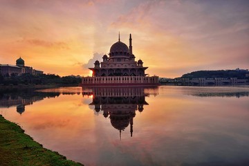 Obraz premium Putrajaya mosque at sunrise