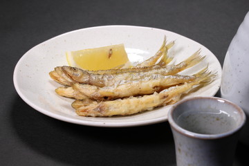 ワカサギの唐揚げと日本酒