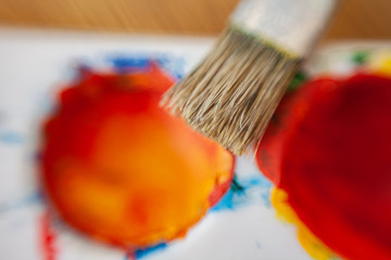 Palete suja de tinta e pincel