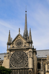 Fototapeta na wymiar Notre Dame Detalle Lateral Exterior