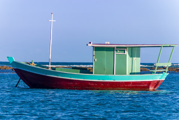 Fototapeta na wymiar Barco de pesca no Mar