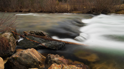 Fototapeta na wymiar slow flowing water rapid on coeur d'Alene river