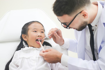 The doctor diagnosed children's teeth. The concept of health teeth according to the length of time limit.