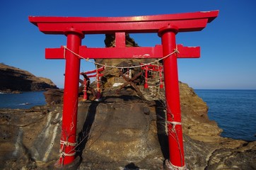 鳥居と岩場