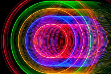 Trayectorias circulares formadas por LEDS de colores que se encienden y apagan al ritmo de diferentes patrones digitales.