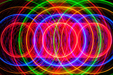 Trayectorias circulares formadas por LEDS de colores que se encienden y apagan al ritmo de diferentes patrones digitales.