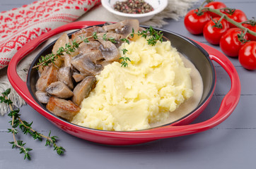 Mashed potatoes and slices of mushrooms