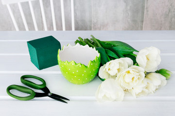 How to make beautiful spring floral arrangement with white tulips, tutorial.