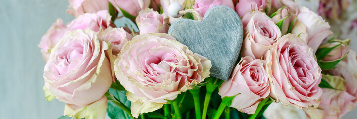 Bouquet of pink roses in ceramic vase.