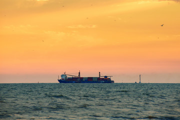 Obraz premium Container ship in the sea