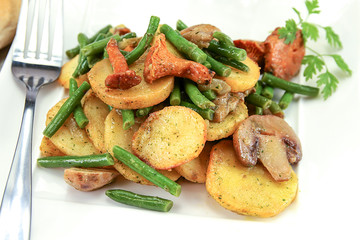 pommes de terre, légumes et girolles