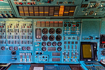 Schalter im Cockpit eines Flugzeugs