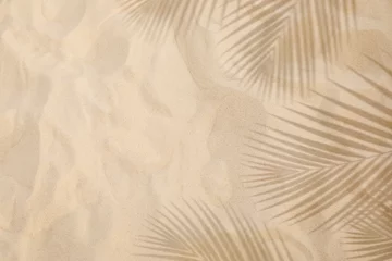 Fototapeten Selektive Fokussierung auf Sommer- und Urlaubshintergründe mit Schatten von Kokosblättern am sauberen Sandstrand © hakinmhan