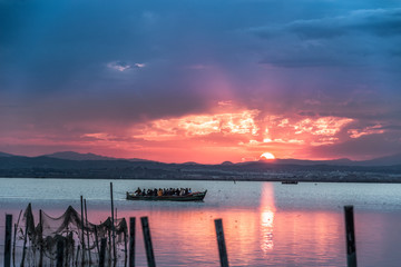 Una barca al atardecer