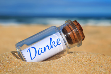 Flaschenpost am Strand: Danke