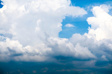 Obraz premium white huge heap cloud sunshine in summer blue sky soft cloud