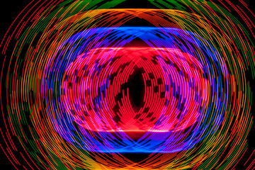 Trayectorias circulares formadas por LEDS de colores que se encienden y apagan al ritmo de diferentes patrones digitales.
