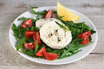 Mozzarella sMozzarella salad with arugulaalad with arugula