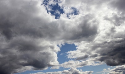 Obraz premium A cloudy sky with the sun shining through the clouds