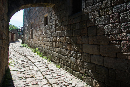 vieille rue en pierre à La Garde Guérin en Lozère en France