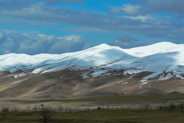 Fototapeta premium Dune Field in September Snow in Great Sand Dunes National Park in Colorado, United States