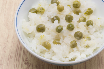 春の味覚　豆ご飯