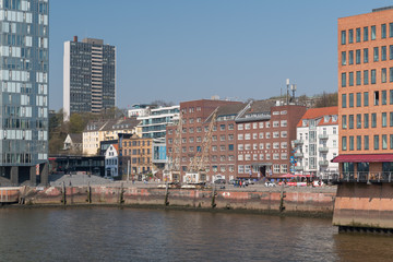 Fototapeta na wymiar Architektur an der Elbe im Hamburger Hafen