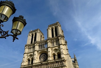 Fototapeta na wymiar Cathédrale Notre Dame et lampadaire ancien